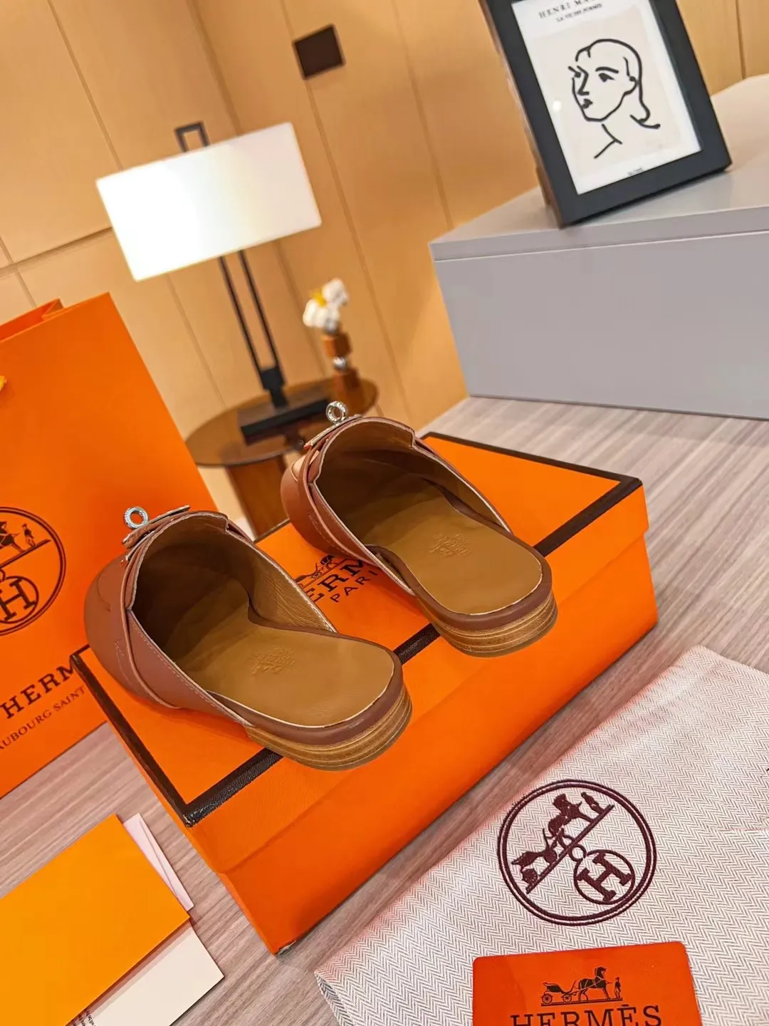 👟👟Ex-factory price 480👟👟 2023 product Hermes new genuine handmade shoes, purely handmade, a must-collect item! The perfect holiday accessory! Our pursuit of quality products is always the best! Don't give in! Comfort and originality, not following trends, and not deliberately expressing oneself are the consistent pursuits of Hermes and its fans!  [Material] ✅Upper: Hermers original calfskin ✅Foot pads: Made of imported original fabric with 5D color printing ✅Outsole: Italian genuine leather outsole (pursuing top walking comfort) [Number of yards] 35-42 [Packaging] With original packaging